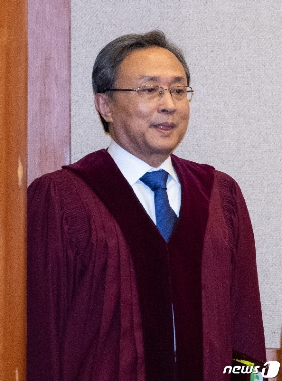 [사진] 대심판정 들어서는 유남석 헌법재판소장