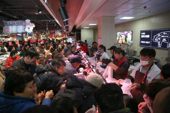 지난달 19일 중국 산둥성 빈저우의 한 슈퍼마켓에서 고기를 사려고 몰린 사람들 모습. 중국의 설연휴인 춘절을 앞두고 지난해말부터 고기 소비가 급증하고 있다./AFPBBNews=뉴스1