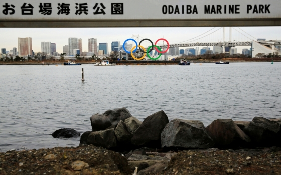 17일 일본 도쿄 오다이바에 대형 올림픽 오륜마크가 설치되고 있다. /사진=로이터.