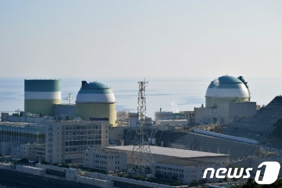 일본 에히메현의 이카타 원자력발전소. 맨 오른쪽이 3호기 원자로 <자료사진> © AFP=뉴스1