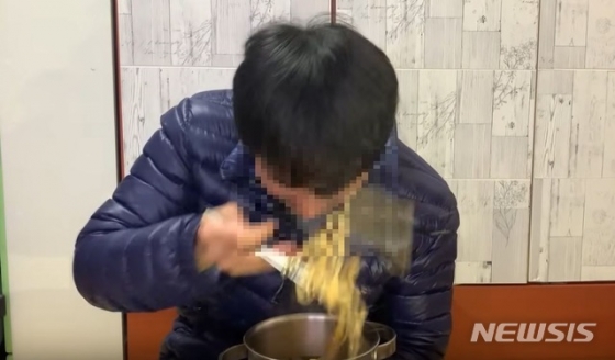 유튜브 '아임뚜렛'의 '틱장애 VS 라면 (korean tourettes eating nodle)' 영상 캡쳐./사진=뉴시스
