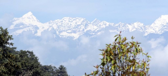 【카트만두(네팔)=뉴시스】 김경목 기자 = 네팔 수도 카트만두 외곽지역인 샹카라푸(Shankarapur 해발고도 1855ｍ)에서구름이 걷히자 눈으로 덮인 히말라야산맥의 웅장함이 드러나고 있다.    