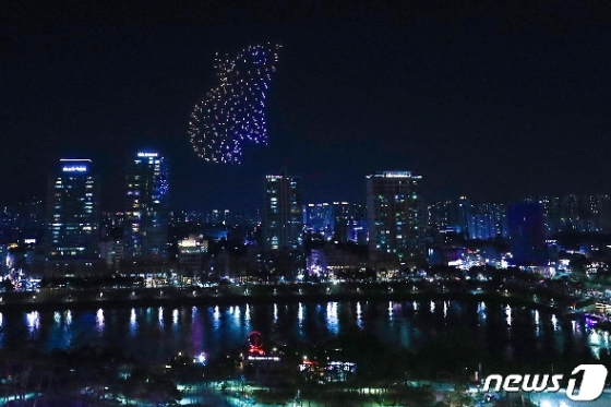 [사진] 밤하늘을 수놓는 드론으로 만든 대형 쥐