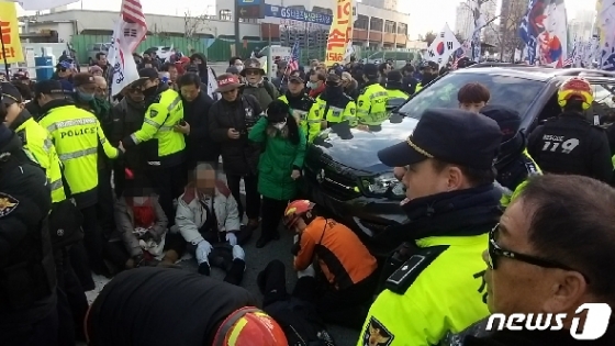 [사진] 부산서 태극기집회 참가자 행진 중 교통사고…7명 부상