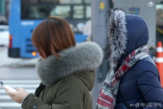 경기·강원 지역에 한파특보가 내려진 15일 오전 서울 종로구 광화문사거리 일대에서 시민들이 두꺼운 옷을 입고 발걸음을 옮기고 있다. /사진=강민석 기자