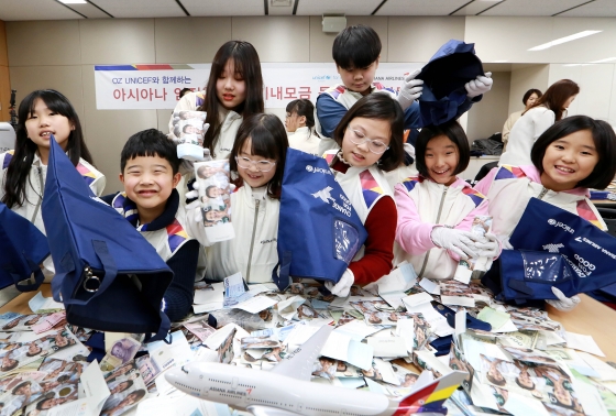 지난 17일 서울 강서구 아시아나항공 교육훈련동에서 겨울방학을 맞이한 임직원 자녀들이 '사랑의 기내 동전 모으기 캠페인'으로 모인 동전의 계수 봉사활동에 참여하고 있다./사진제공=아시아나항공