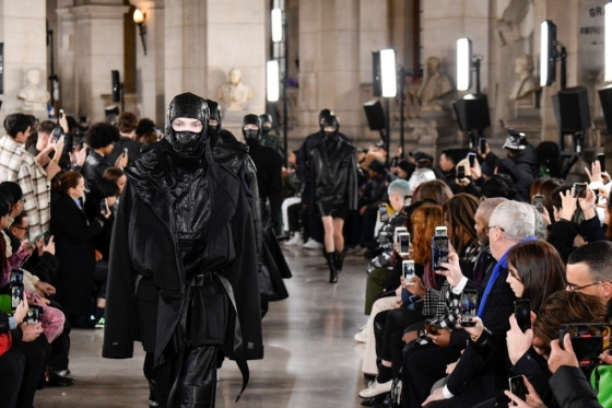 삼성물산 패션부문의 글로벌 브랜드 준지가 지난 17일 프랑스 파리 의과대학에서 가죽을 활용한 '2020년 가을겨울 시즌 컬렉션'을 선보였다. /사진=삼성물산