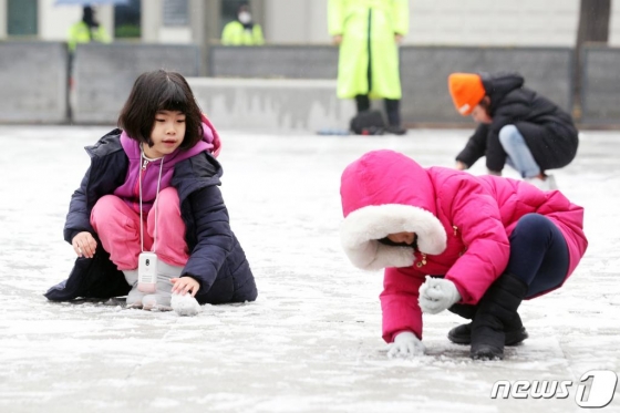 (서울=뉴스1) 황기선 기자 = 눈이 내린 19일 오전 서울 광화문광장에서 어린이들이 눈 놀이를 하고 있다. 2020.1.19/뉴스1   <저작권자 © 뉴스1코리아, 무단전재 및 재배포 금지>