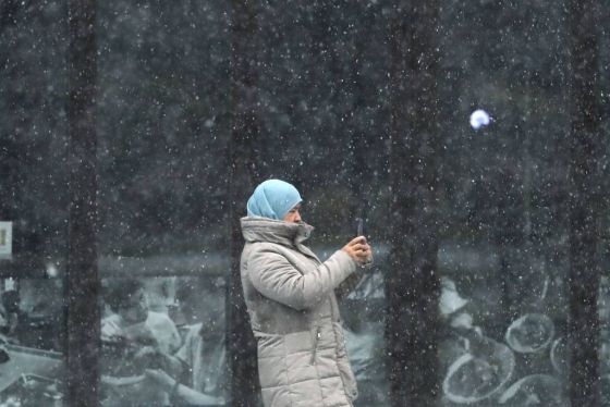 [서울=뉴시스] 최동준 기자 = 눈이 내리고 있는 19일 오전 서울 퇴계로에서 한 외국인이 사진을 찍고 있다. 2020.01.19.   photocdj@newsis.com