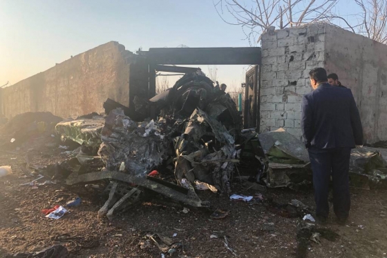이란 테헤란 외곽의 농경지에서 8일 테헤란 공항 이륙 직후 추락한 우크라이나 여객기의 부서진 잔해가 보이고 있다. 이란 재난 담당 관리는 이날 이 여객기에 타고 있던 최소 170명의 탑승객 전원이 사망했다고 밝혔다. /테헤란(이란)AP=뉴시스 / 사진=뉴시스