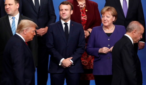 지나가는 트럼프 대통령(사진 맨아래 왼쪽)을 응시하는 에마뉘엘 마크롱 프랑스 대통령(가운데 왼쪽)과 앙겔라 메르켈 독일 총리(가운데 오른쪽). /AFPBBNews=뉴스1