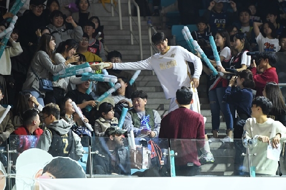 19일 KBL 올스타전에서 팬에게 선물을 전해주고 있는 KT 양홍석. /사진=KBL 제공<br>
<br>
