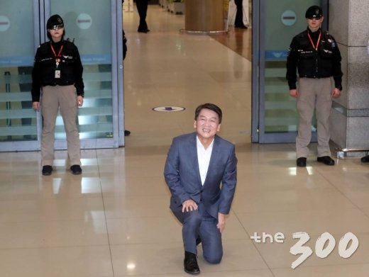  바른미래당 안철수 전 의원이 19일 오후 인천국제공항을 통해 귀국, 큰절하고 있다. / 사진=홍봉진 기자 honggga@