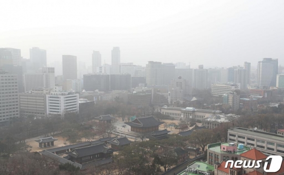 전국 대부분 지역에서 미세먼지가 기승을 부릴 것으로 예보된 지난 19일 서울 중구 도심이 뿌옇다./사진=뉴스1