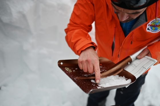 하쿠바 스키장의 한 관리자가 눈 상태를 체크하고 있다. /사진=AFP