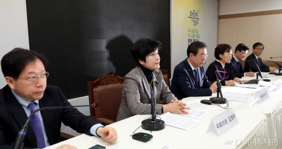 김현미 국토교통부 장관이 20일 오전 서울 영등포역 대회의실에서 영등포 쪽방촌 주거환경개선 및 도시 정비를 위한 공공주택사업 추진계획을 발표를 하고 있다. 