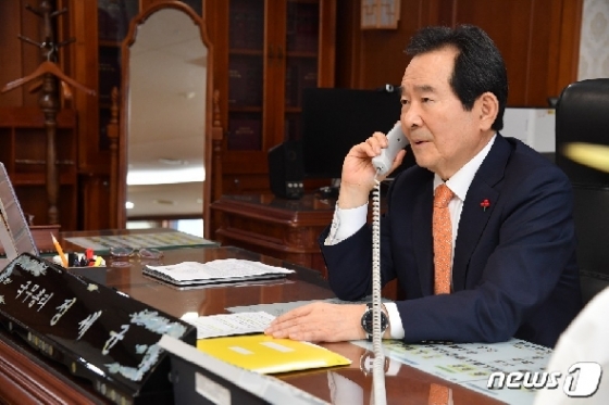 정세균 총리가 20일 박영식 주네팔 대사와 통화하고 있다.(총리실 제공)
