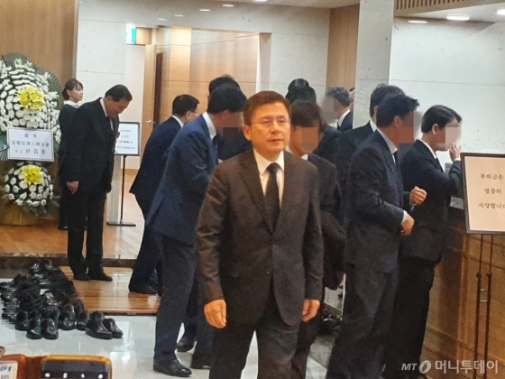 황교안 자유한국당 대표가 20일 오후 8시 46분쯤 빈소가 마련된 서울 송파구 서울아산병원 장례식장에 방문했다. /사진=정혜윤 기자