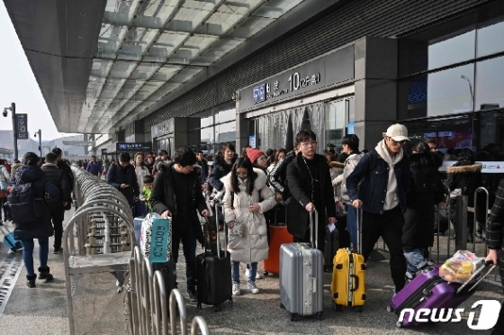 20일(현지시간) 중국 상하이 홍차오 기차역에서 춘제를 맞아 여행을 떠나는 사람들이 나오고 있다. © AFP=뉴스1