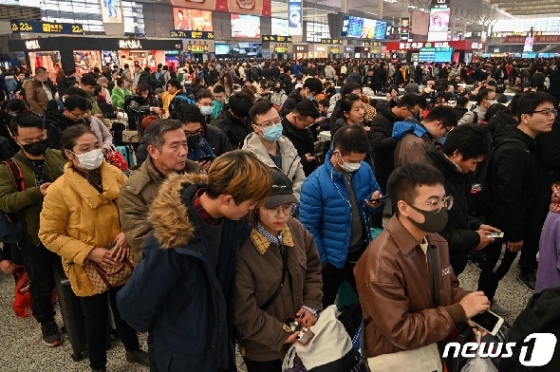 20일(현지시간) 중국 상하이 홍차오 기차역에서 표를 사기 위해 줄 서있는 여행객들 © AFP=뉴스1