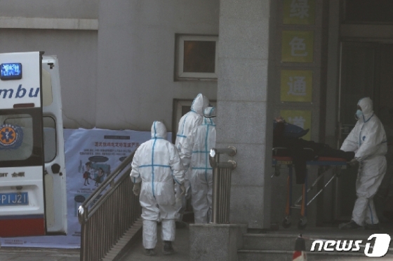 중국 후베이성 우한에 있는 한 병원에서 신종 코로나바이러스 감염 의심 환자를 의료진이 옮기고 있다. © 로이터=뉴스1