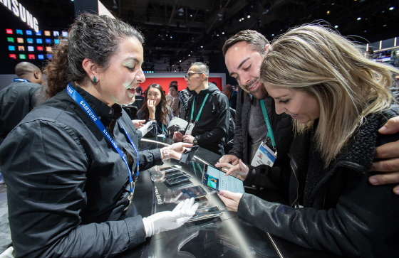 미국 라스베이거스에서 열리는 세계 최대 전자 전시회 CES 2020 개막일인 7일(현지시간) 삼성전자 전시관에서 관람객들이 '갤럭시 폴드 5G'를 체험하고 있다. /사진제공=삼성전자
