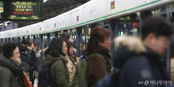 서울지하철 1-8호선을 운영하는 서울교통공사 노조가 공사 측의 '운전시간 12분 연장 잠정 중단안'을 수용하고 현장에 복귀한 12일 오전 서울 한 지하철 역에서 시민들이 열차를 기다리고 있다.서울교통공사는 평균 4시간30분(4.5시간)이었던 기관사들의 운전시간을 4시간42분(4.7시간)으로 12분 연장하는 대책을 시행할 계획이었으나, 노조는 합의없는 운전시간 연장은 근로기준법과 단체협약 위반이라며 승무원 업무거부를 예고한 바 있다. /사진=강민석 기자 msphoto94@