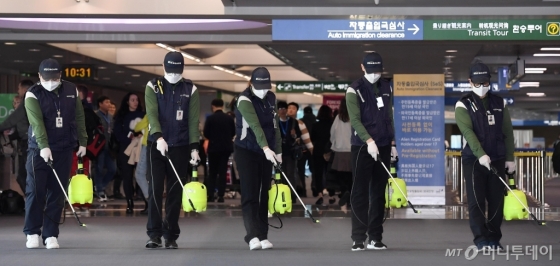 [사진]인천공항, '우한 폐렴' 예방 위한 방역 작업 실시