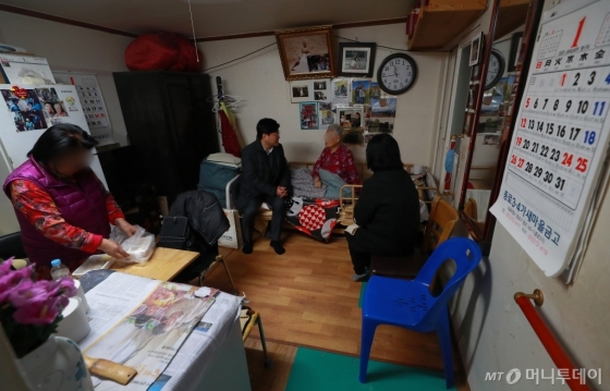 [사진]설 앞두고 취약계층 방문한 서울시 관계자들