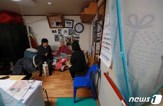 [사진] 설 앞두고 취약계층 방문한 서울시 관계자들