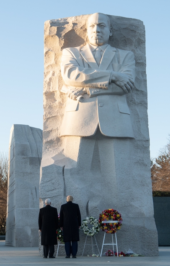 20일(현지시간) 마틴 루터킹 기념관을 찾은 도널드 트럼프 미국 대통령과 마이크 펜스 부통령. /사진=AFP 