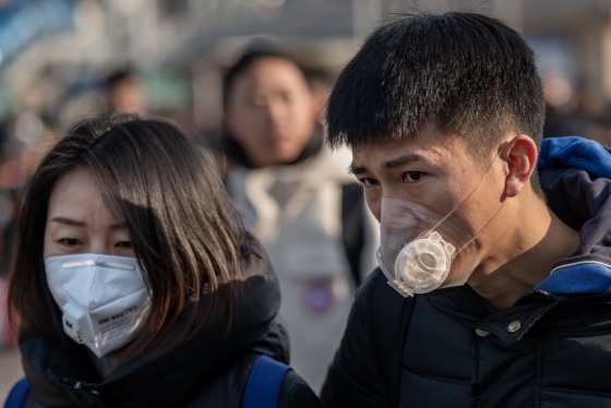중국 베이징 기차역 앞 사람들이 마스크를 쓰고 있는 모습. /사진=AFP