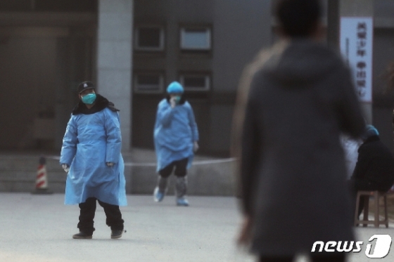 중국 우한에서 마스크를 쓰고 움직이는 병원 관계자들. © 로이터=뉴스1