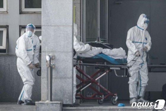 20일(현지시간) 중국 후베이성 우한의 한 병원에서 직원들이 '우한 폐렴' 환자를 옮기고 있다. 중국에서는 이날까지 ‘우한 폐렴’의 4번째 사망자가 나왔다.   /사진=AFP·뉴스1