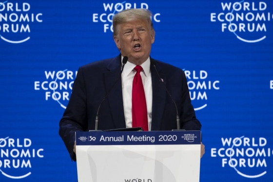 [다보스=AP/뉴시스]도널드 트럼프 미국 대통령이 21일(현지시간) 스위스 다보스에서 열린 세계경제포럼에 참석해 연설하고 있다. 같은 시간 미국 워싱턴 D.C.에서는 트럼프 대통령에 대한 상원 탄핵 심리가 시작됐다.2020.01.21