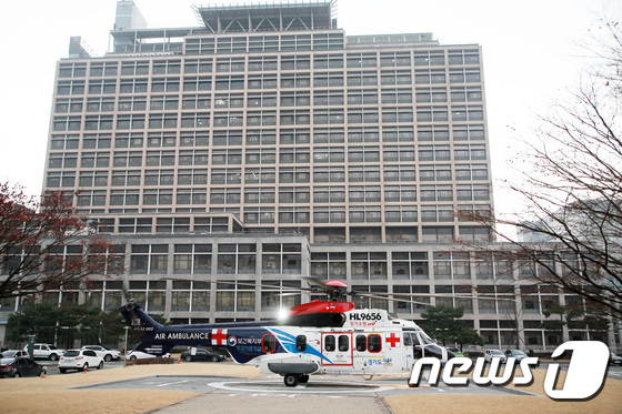 19일 오후 경기도 수원시 아주대학교 병원에 시험 비행을 하는 닥터헬기가 착륙하고 있다. / 사진 = 뉴스 1