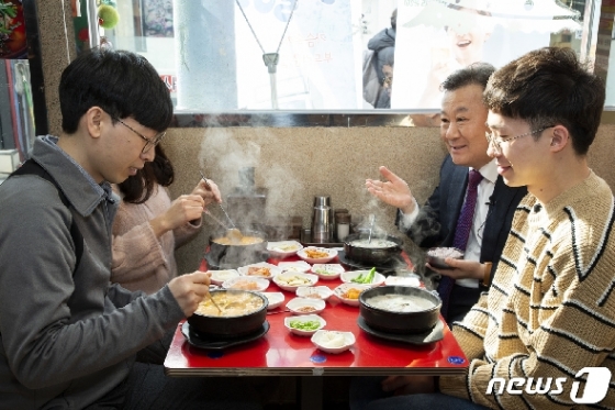 [사진] 수험생들과 점심 식사하는 황서종 처장