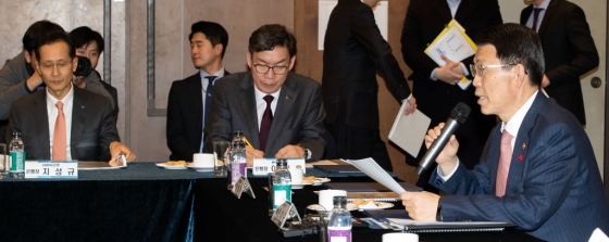 은성수 금융위원장은 22일 서울 중구 은행연합회에서 '은행권 포용금융 성과점검 간담회'를 진행했다. 은성수 위원장이 모두발언을 하고 있다. / 사진제공=금융위