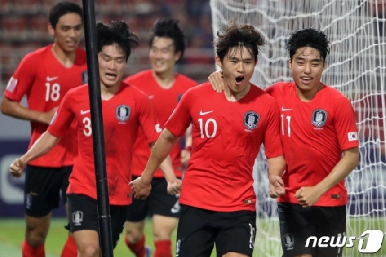 22일 열린 호주전서 이동경(가운데)의 2번째골 이후 한국 선수들이 기뻐하고 있다. /사진=뉴스1