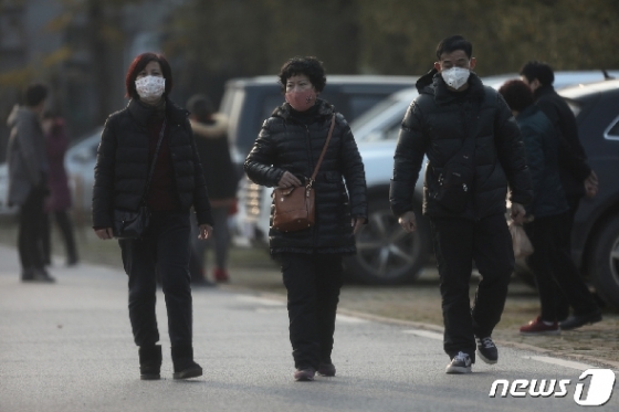 '우한폐렴'으로 알려진 신종 코로나바이러스 감염 우려로 마스크를 쓰고 다니는 중국 후베이성 우한 시민들 © 로이터=뉴스1