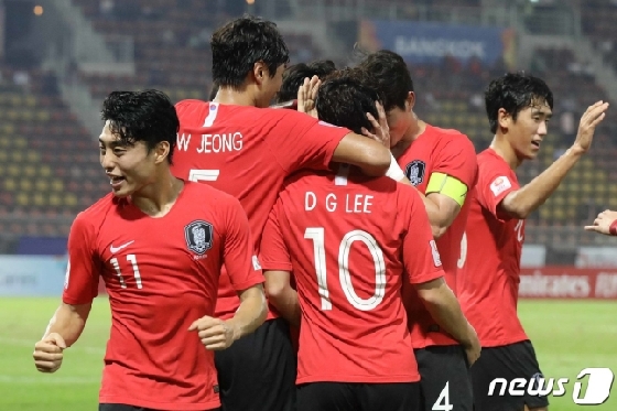 한국 선수들이 이동경의 2번째 골 득점 이후 기뻐하고 있다. /사진=뉴스1