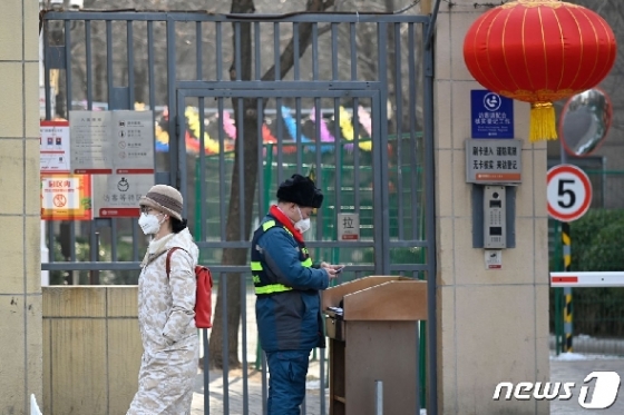 21일(현지시간) 베이징에서 신종 코로나바이러스인 우한 폐렴의 감염을 피하기 위해 시민들이 마스크를 쓰고 있다. © AFP=뉴스1 © News1 우동명 기자