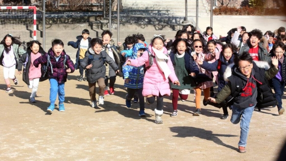 20일 오전 서울 용산구 후암동 삼광초등학교에서 겨울방학을 맞은 학생들이 하교를 하고 있다. / 사진=강민석 기자 msphoto94@