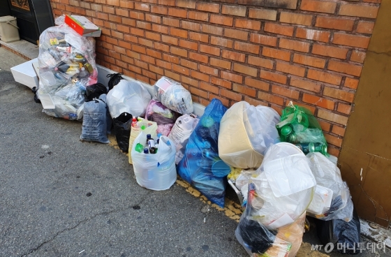 지난 24일부터 26일까지 서울시에서 쓰레기 배출이 일부 제한된 가운데 서울 강북구 한 거리에 버려진 쓰레기 모습./사진=한민선 기자