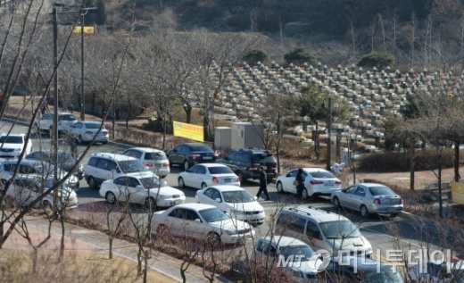설 연휴를 앞둔 주말 인천시 부평구 인천가족공원에 성묘객들이 성묘를 하기 위해 타고 온 차량들로 붐비고 있다./사진=뉴스1