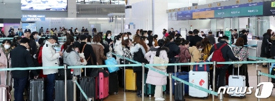 [사진] 설연휴 앞두고 '우한폐렴 공포' 휩싸인 인천공항