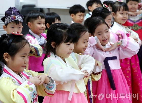 서울 송파구 한 어린이집 원생들이 양로원 어르신들께 합동 세배 행사를 진행하고 있다. / 사진=홍봉진기자 honggga@