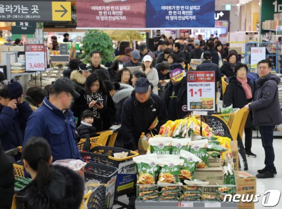 서울 성동구 이마트 성수점에서 고객들이 행사 상품을 구매하고 있다. /사진=뉴스1
