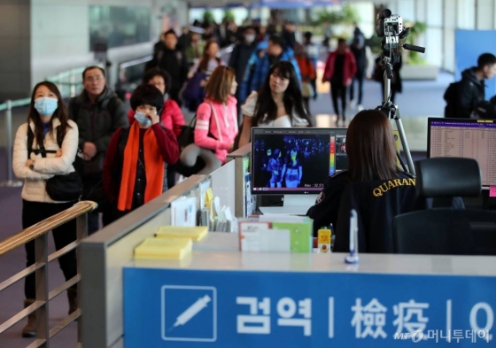  국내서 '중국 원인불명 폐렴' 증상자가 발생한 가운데 9일 인천국제공항에서 질병관리본부 국립검역소 직원들이 중국발 항공기를 통해 입국하는 승객들의 체온을 측정하고 있다. / 사진=이기범 기자 leekb@