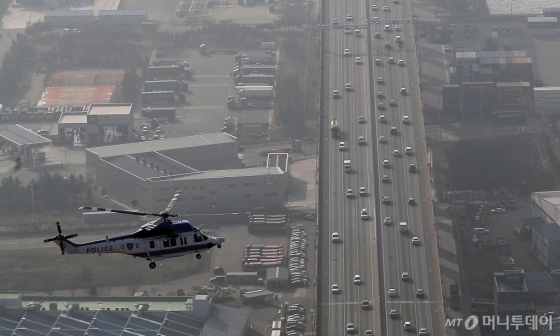 [사진]고속도로 교통상황 점검하는 경찰 헬기